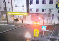 Ақтөбе облысында жас жігіт әкімдік алдында BMW көлігімен дрифт жасаймын деп басы дауға қалды (ВИДЕО)