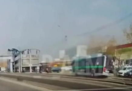 Алматыда автобус аялдаманы қиратты: Зардап шеккендер бар Алматыда автобус аялдаманы қиратты: Зардап шеккендер бар