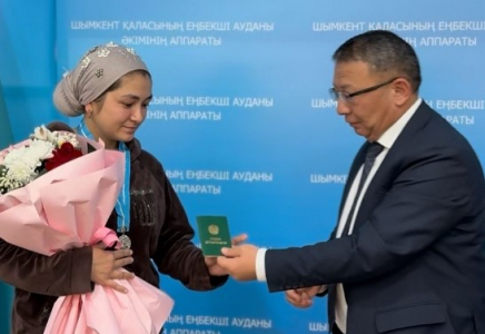 ​ШЫМКЕНТТЕ КӨП БАЛАЛЫ АНАЛАРҒА АЛТЫН ЖӘНЕ КҮМІС АЛҚАЛАР ТАБЫСТАЛДЫ