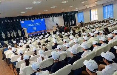 ​Қауіпсіз мектеп: Шымкентте 500 оқушы полиция бастығымен кездесті