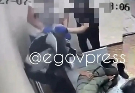 Қостанайда айықтыру орталығындағы науқасты аяусыз ұрған санитар сотталып кетті (ВИДЕО)