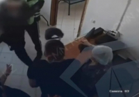 Ақтауда адвокат полицейдің бетінен теуіп жіберді (ВИДЕО)