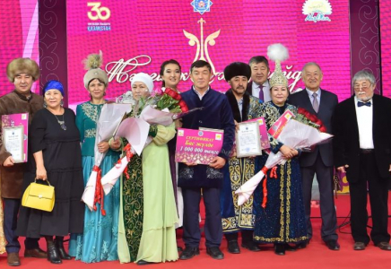 ТҮРКІСТАН: Сайрамда «Мәңгілік ел жырлайды» атты ретро-айтыс өтті
