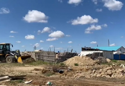 Ақтөбенің Қаратал ауылында тасқын кезінде бұзылған үйлер сүріліп жатыр