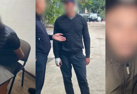 Алматыда бетперде киген үш адам үй иелерін байлап, бағалы бұйымдарын ұрлап кеткен: видео