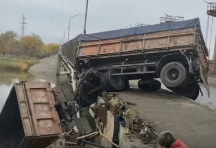 Петропавлда жүк көлігі көпірден құлап кетті 