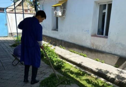 «ӨНЕГЕЛІ ҰРПАҚ»: Сайрамдықтар қарттардың үйлеріне тазалық жұмыстарын жүргізді