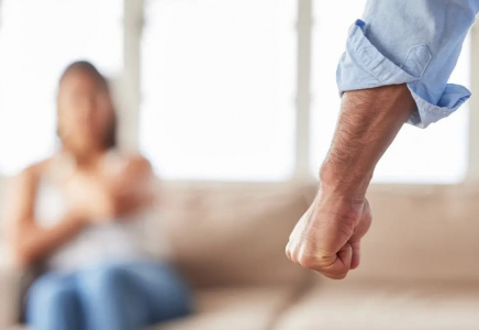 Темірмен ұрып, үстіне ыстық су құйған: Қарағандыда дәрігерлер жас келіншектің көкбауырын алып тастады