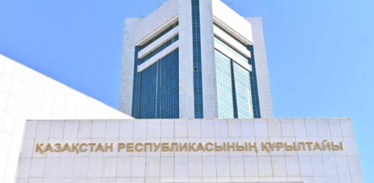 Депутаттар Маңғыстауда қаза тапқан әскерилердің отбасыларына 146 млн теңге жібереді