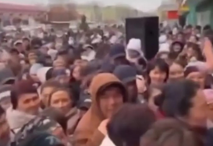 «Башпайдың» иесі бес күнге қамалды: Өскемен тұрғындары тегін аяқ киім үшін бір-бірін таптап кеткен (ВИДЕО)