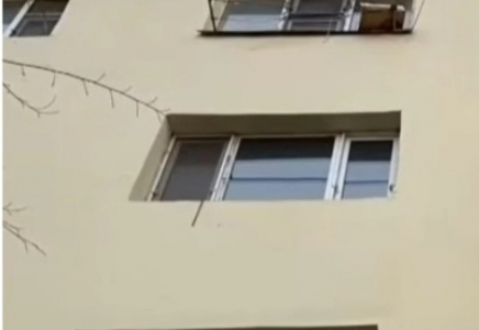 Әйел екі баласын терезеден лақтырып жіберді: Отбасы туралы көршілер айтты