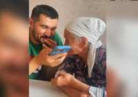 «Айналайын, менікі кілең ер бала»: танымал әнші қарт анасын chatgpt-мен сөйлестіріп, елді күлкіге қарық қылды (ВИДЕО)