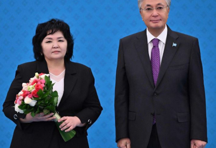 Түркістан облысының ұстазы Президент қолынан марапат алды