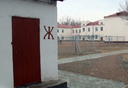 Шымкенттегі он үш мектептің әжетханасы сыртқы аулада орналасқан 