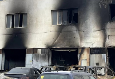 Ақтауда көлік жөндеу орталығының аумағында ірі өрт шықты: 2 адам ауруханаға түсті