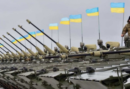 Зеленский Украина тұрғындарына қару қолдануға рұқсат беретін заңға қол қойды