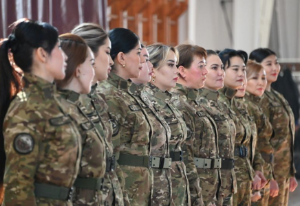 ​Шымкент гарнизонының әйел әскери қызметшілері Жеңіс шеруіне дайындалуда