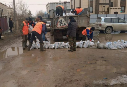 Көкшетауда өзен арнасынан шығып, адамдар қауіпсіз жерге көшірілді