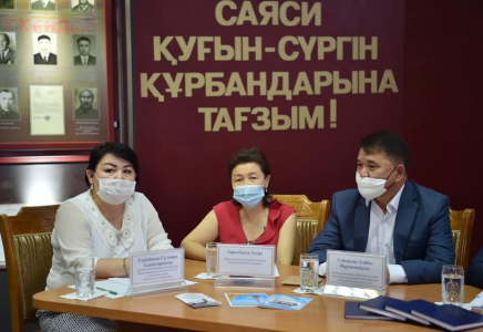 ​Шымкентте саяси қуғын-сүргін және ашаршылық құрбандарын еске алу күніне орай дөңгелек үстел өтті