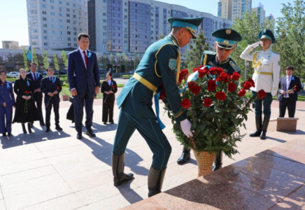 Мемлекеттік кеңесші Бауыржан Момышұлының ескерткішіне гүл шоқтарын қойды