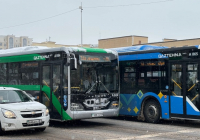 Алматыда автобус аялдамада тұрған троллейбусқа соғылды: зардап шеккендер бар