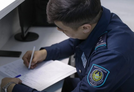 Өскеменде автобус ішінде бұрыш газын шашқан қыздың ата-анасына айыппұл салынды 