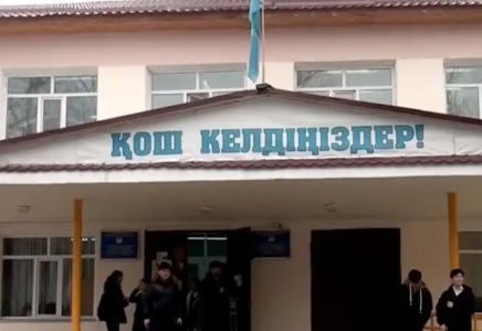 ​Таразда мектеп оқушысы сыныптасына пышақ сілтеген
