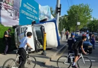 Алматыда қоқыс тиелген жүк көлігі аударылды