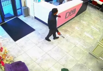 “Қолы қан-қан, газ кілтін ұстаған“. Алматыдағы сұлулық салонында ер адам жұртты дүрліктірді