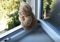 Итті көріп, маса торына сүйенген: Ақмолада 7 жасар бала терезеден құлап кетті 